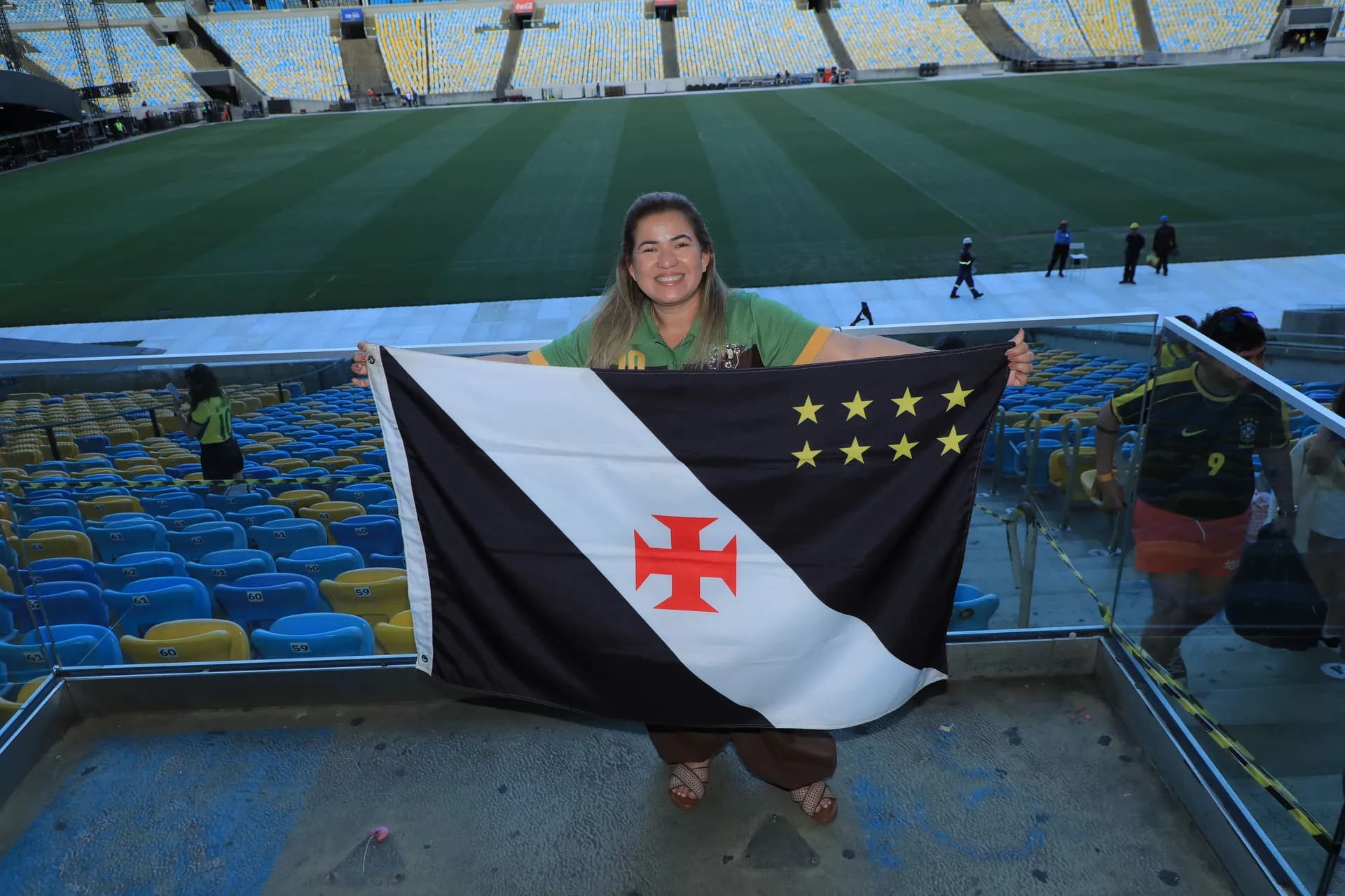 Torcedora com bandeira do Vasco