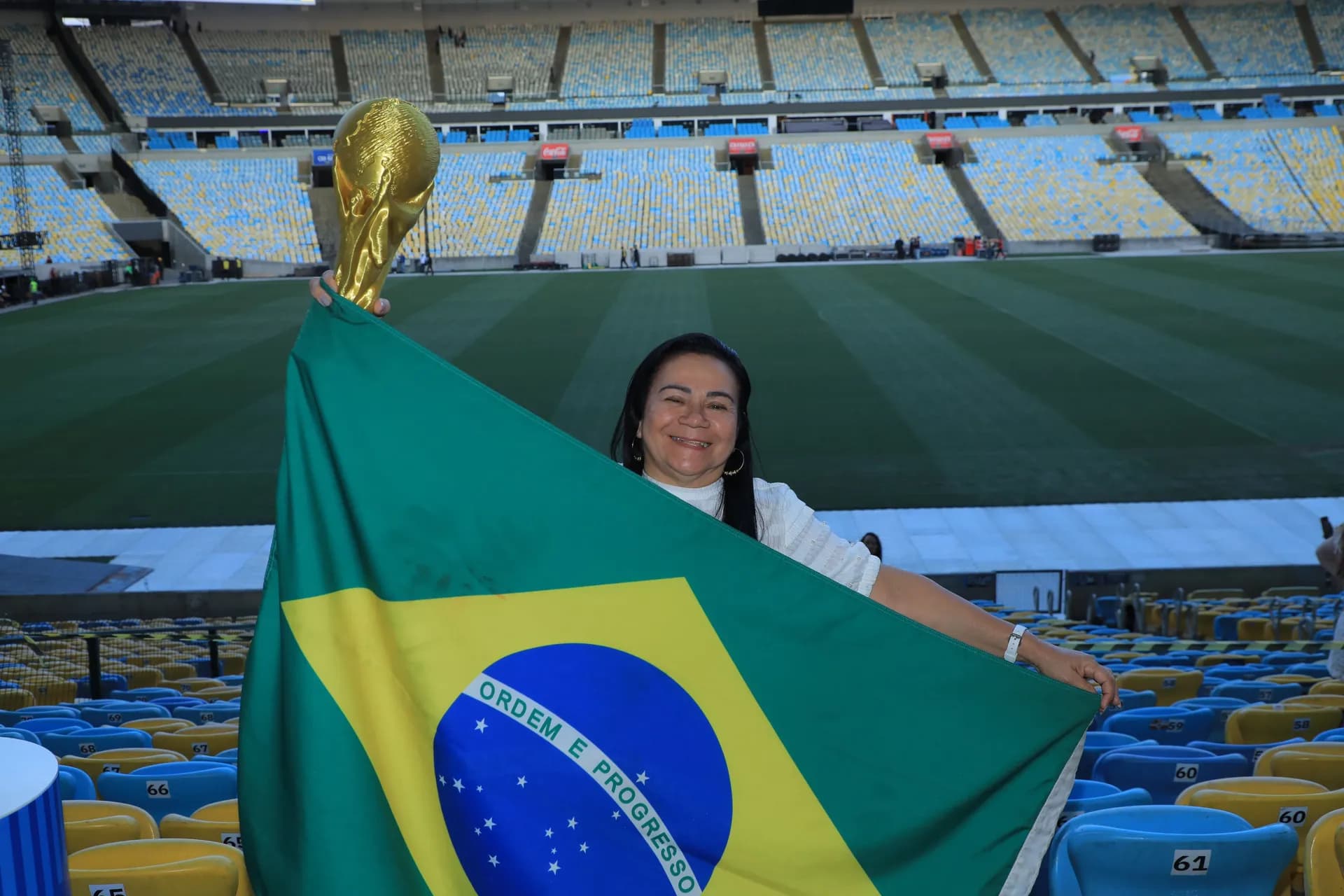 Copa do Mundo com bandeira do Brasil