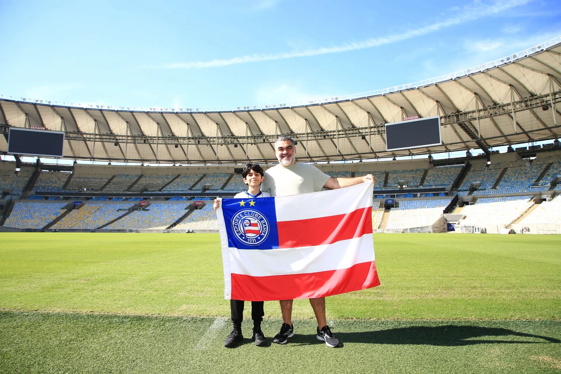 Pai e filho com bandeira do Bahia