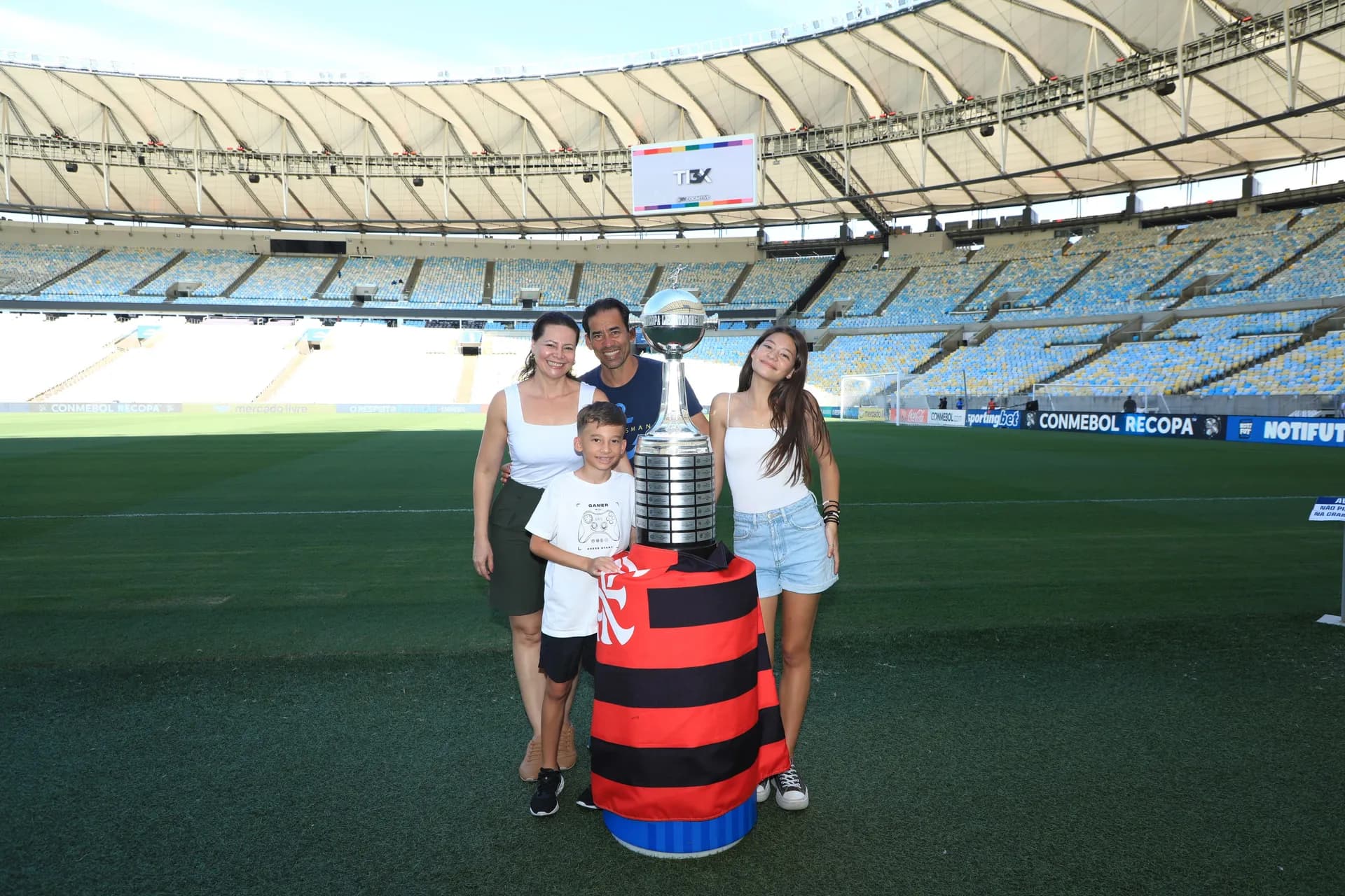 Família com taça Libertadores
