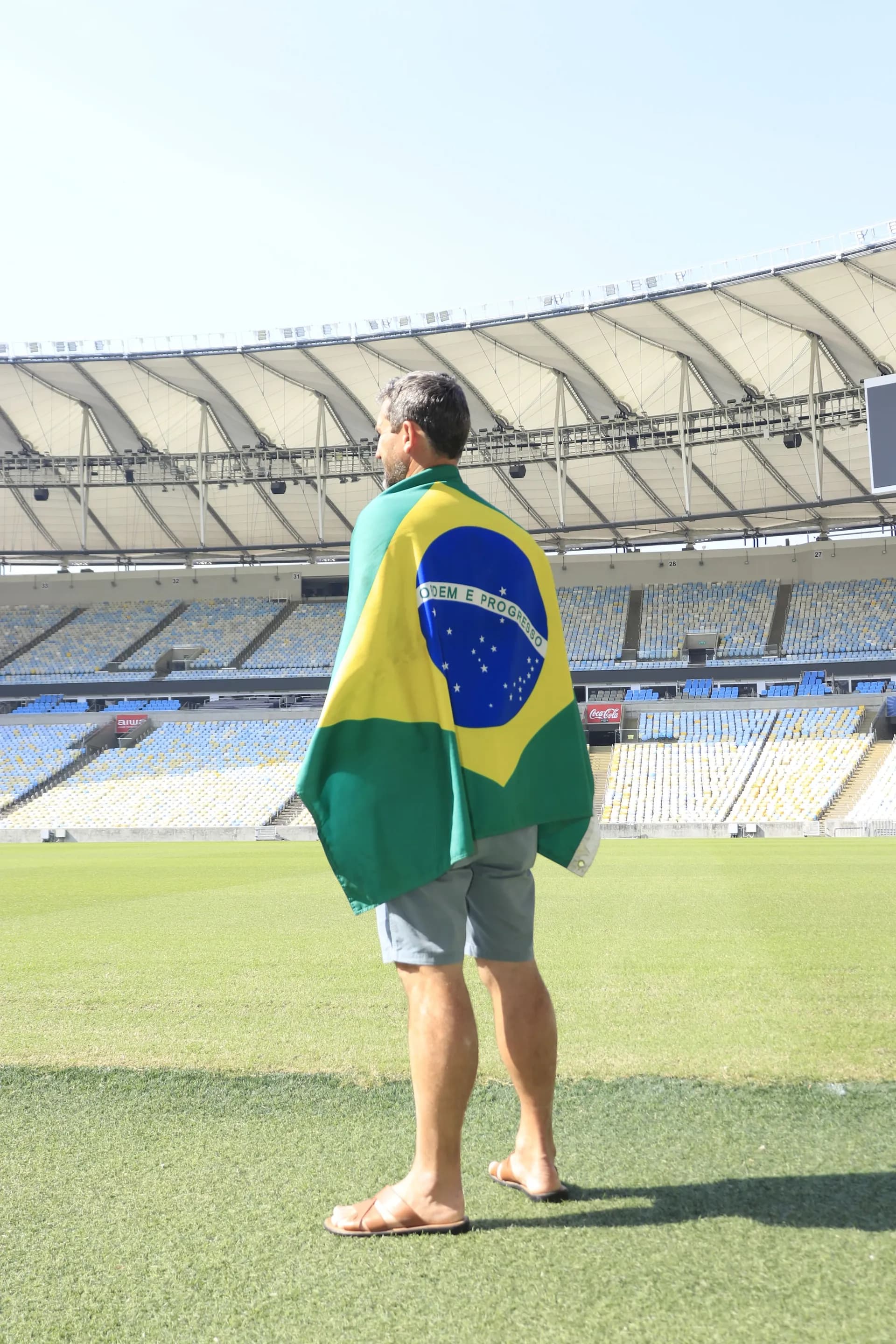 Torcedor com bandeira do Brasil
