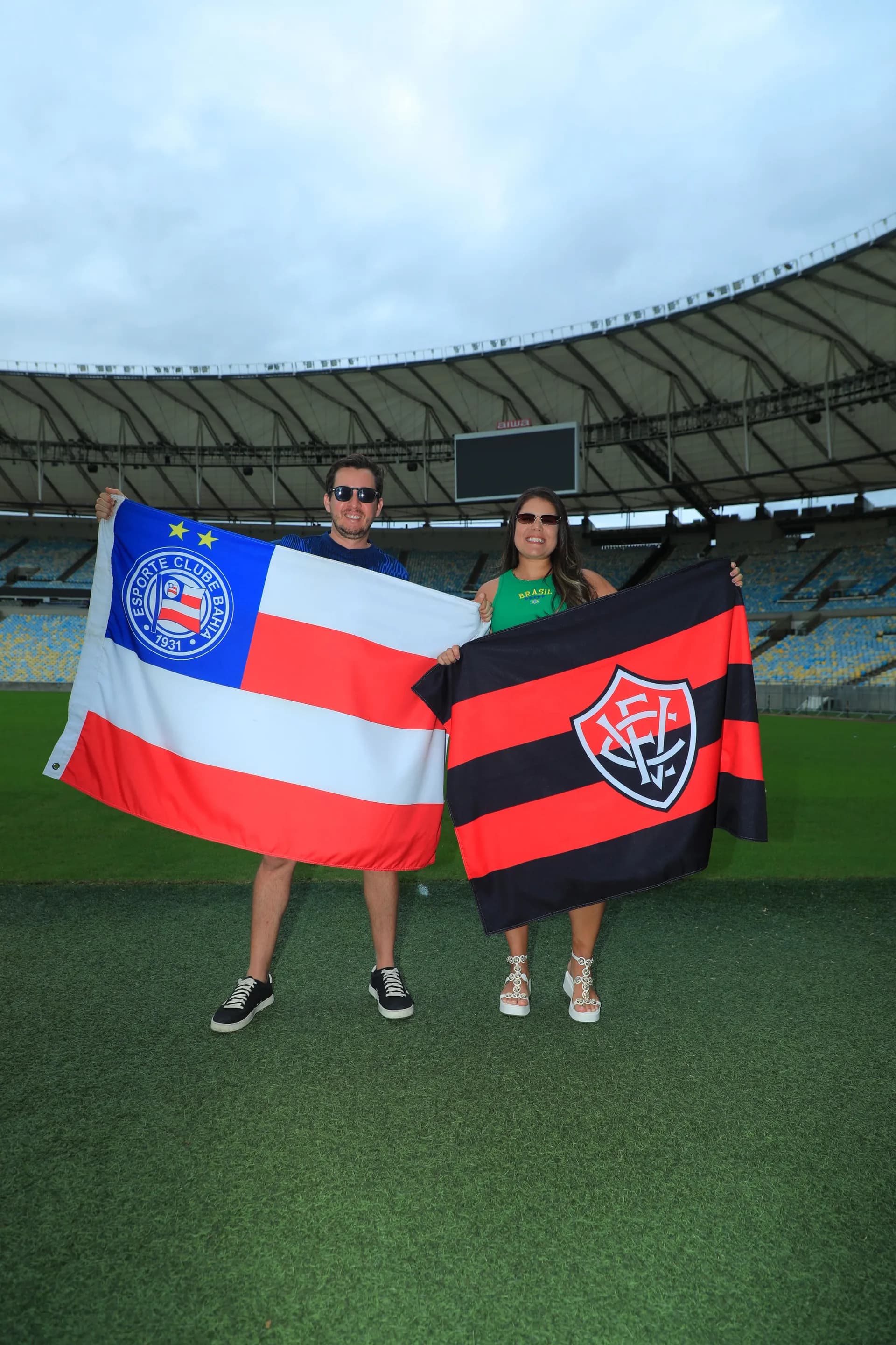 Dupla com bandeiras no gramado